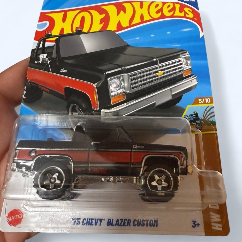 Hot Wheels '75 Chevy Blazer Custom - Black and Red